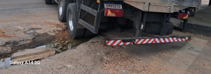 PEDIDO DE PROVIDÊNCIA: Moradores denunciam abandono de rua com cratera antiga em PVH