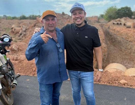 ZÉ PAROCA: Vereador inspeciona obras de asfaltamento no bairro Lagoa Azul