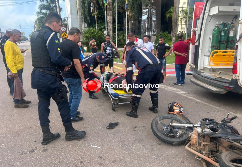 URGENTE: Motociclista sofre gravíssima fratura exposta em acidente na frente do TJ