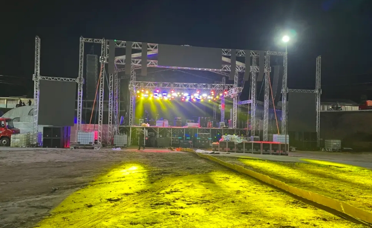 INFRAESTRUTURA PRONTA: Palco principal já está pronto para o Festival da Farinha
