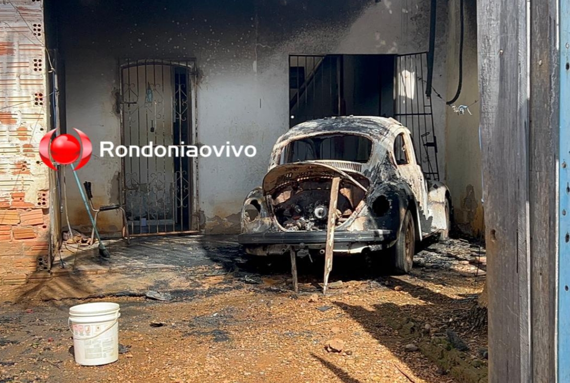 VÍDEO: ​Fusca é destruído por incêndio em garagem de residência