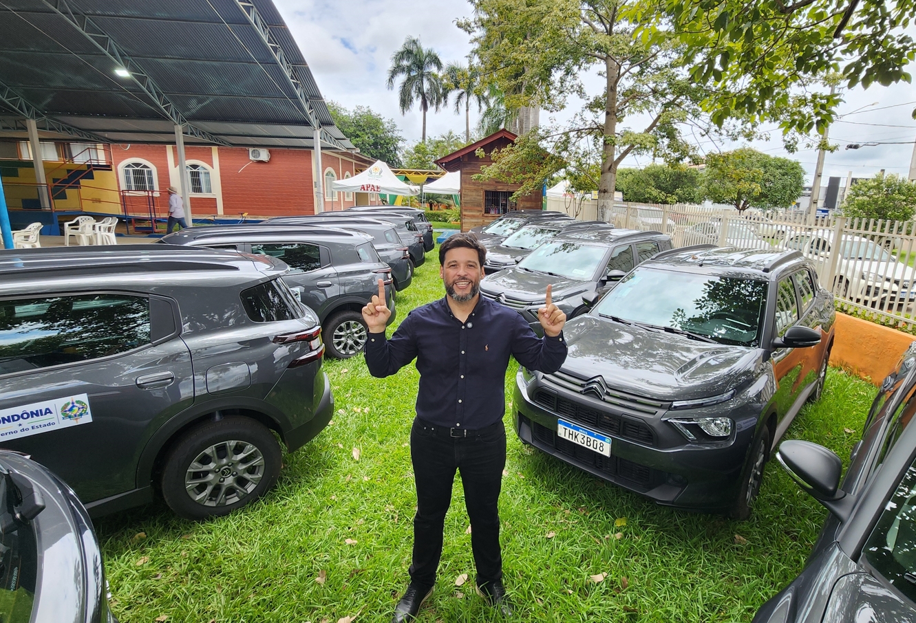 DELEGADO CAMARGO: Deputado relembra entrega de 38 veículos para APAEs de Rondônia em entrevista