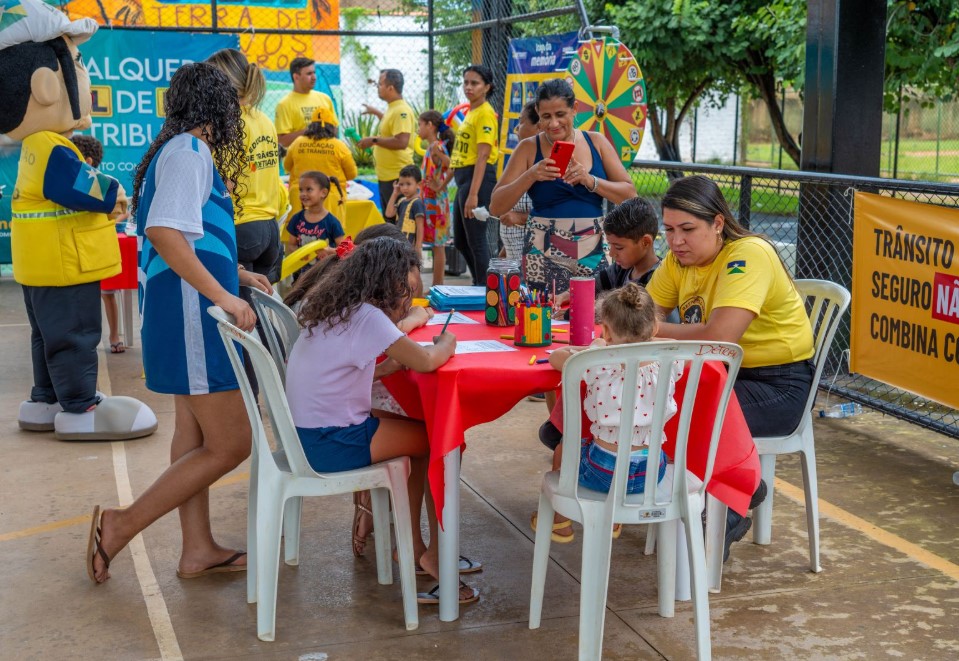 CIDADANIA EM MOVIMENTO: Projeto leva serviços essenciais à população da zona Leste de PVH