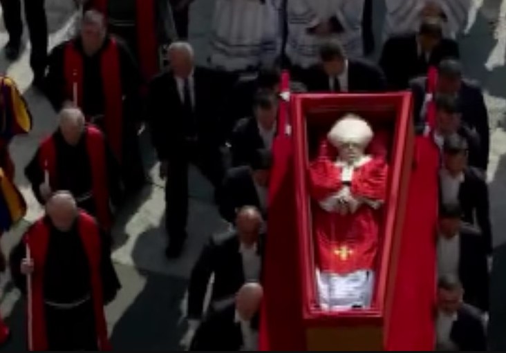 DESPEDIDA: Corpo do Papa Francisco chega à Basílica para funeral público