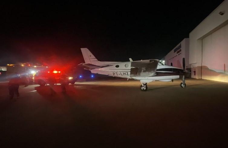 MANOBRA: Avião faz pouso de emergência seguro após falha em sensor