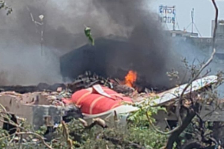 VÍDEO: Avião cai com mais de 200 pessoas a bordo