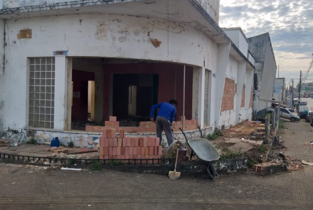 PRÉDIO ABANDONADO: Antiga Delegacia da Mulher tem aberturas tapadas com tijolos