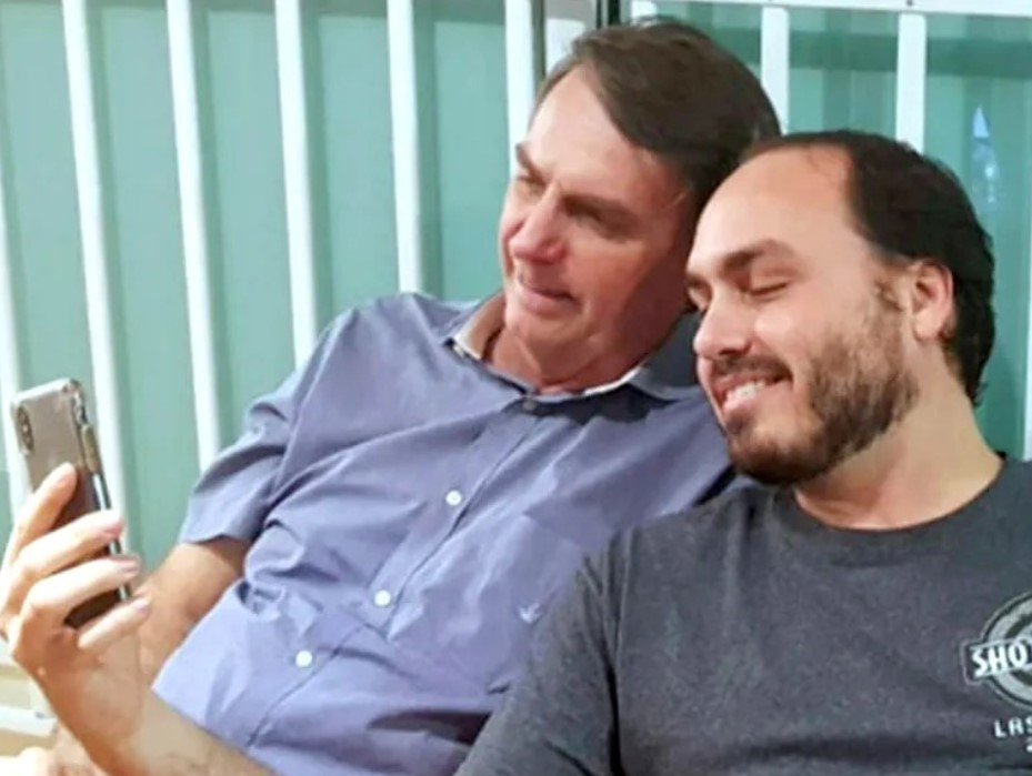 RONDÔNIA, NÃO!: Bolsonaro confirma o filho Carlos na disputa ao Senado por Santa Catarina