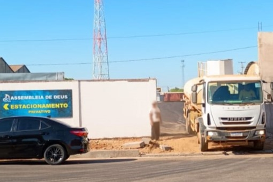 OBRA ABENÇOADA: Equipamentos públicos fazem asfalto em templo evangélico de PVH