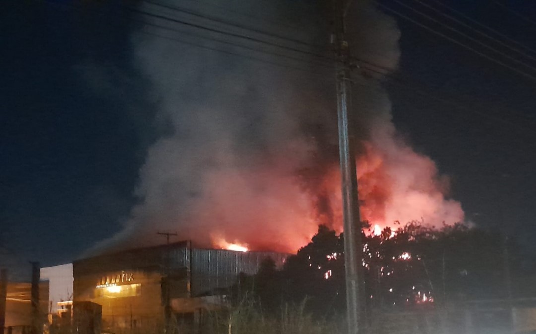 SINISTRO: Incêndio de grandes proporções atinge empresa e mobiliza Bombeiros
