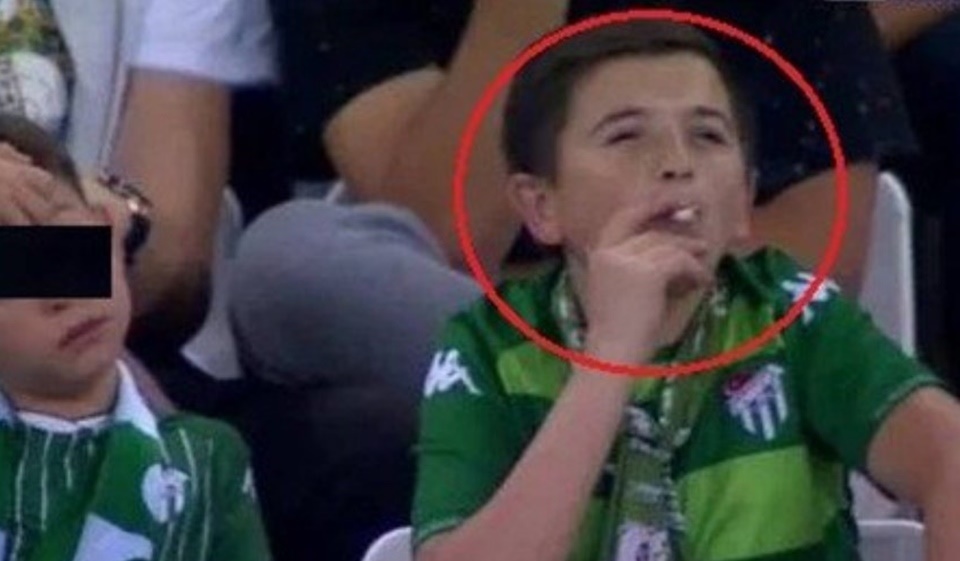 “Menino” fumante visto em estádio estava com o próprio filho; entenda