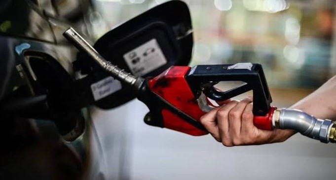 COMBUSTÍVEIS: Governo reduz tributos e anuncia subsídio ao diesel