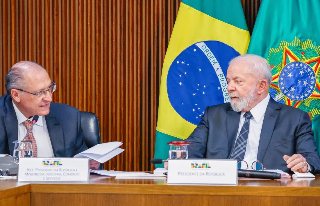 TARIFAS: Lula convoca reunião de emergência após Trump impor taxa de 50%