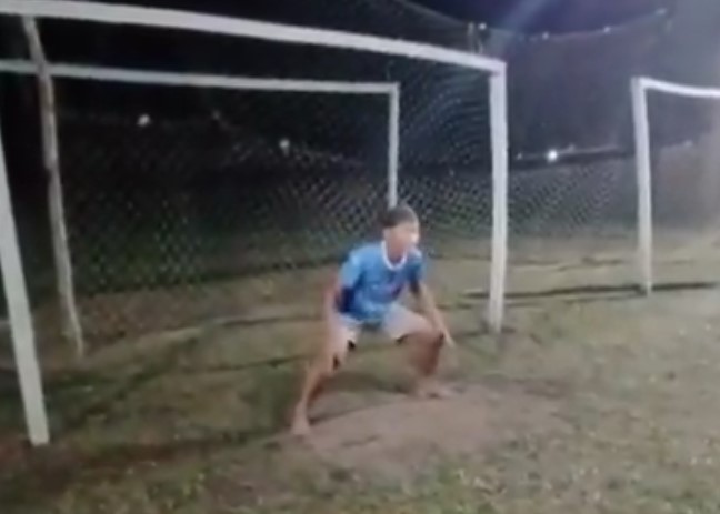 VÍDEO: Jovem recebe bolada durante jogo de futebol e morre no AM