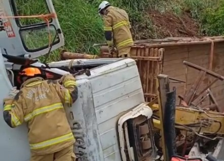 GRAVE ACIDENTE: Caminhão tomba na BR-317 deixando um ferido preso às ferragens