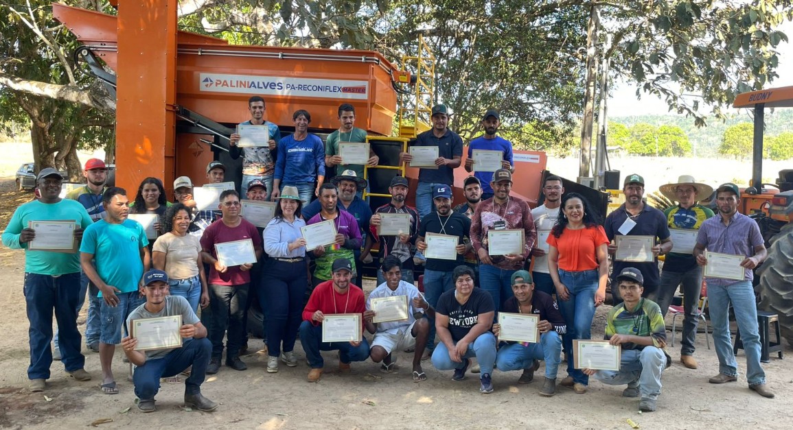 SILVÍA CRISTINA: Produtores recebem certificados de operador de trator e máquinas agrícolas