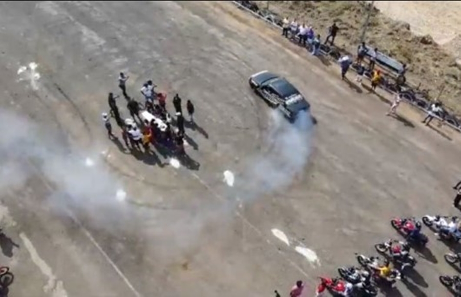 DESPEDIDA: Amigos realizam manobra de carro ao lado do caixão de Helison Dom Diego, assassinado em Jaru (RO)