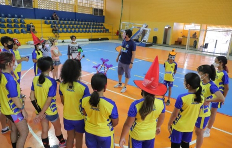 TALENTOS DO FUTURO: Treino temático de Halloween estimula alunos a manterem prática esportiva