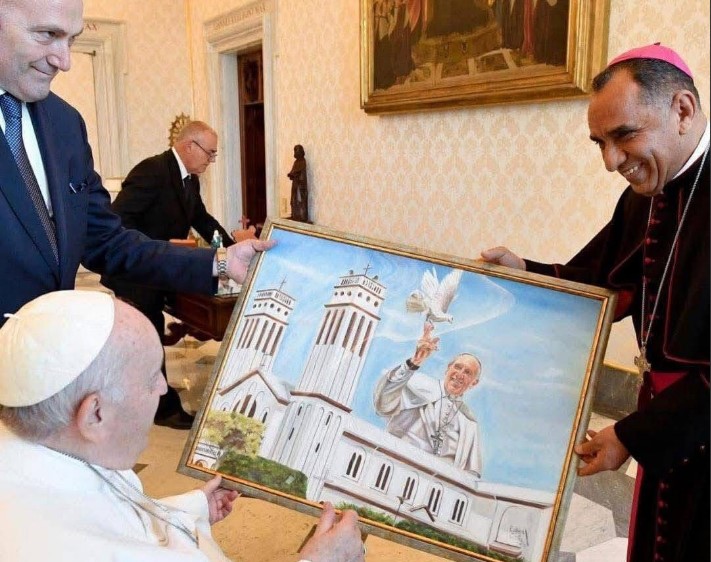 ENCONTRO HISTÓRICO: Dom Roque entregou arte de RO para o Papa Francisco