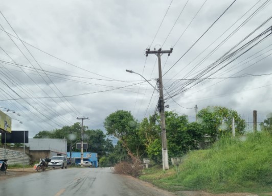 PEDIDO DE PROVIDÊNCIA: Galhos descartados na Estrada do Santo Antônio colocam motoristas em risco