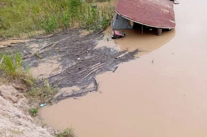 ACRE: Barco naufraga após colidir com tronco e perfurar casco no Rio Macauã