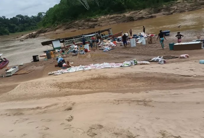 ACRE: Barco naufraga enquanto transportava mercadorias