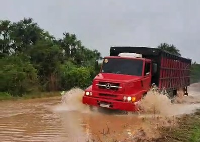 ÁGUA E LAMA: Moradores da Linha P 35, em Candeias, pedem pelo fim do isolamento