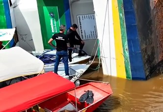 NAUFRÁGIO: Corpo de Bombeiros atua no resgate do barco hospital