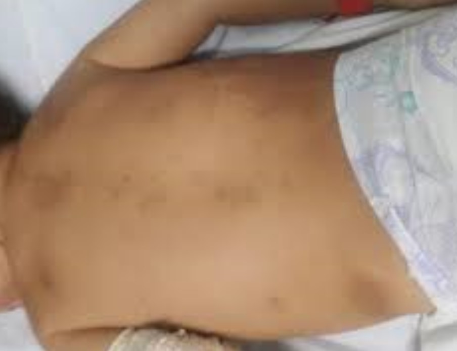 REVOLTANTE: Homem é espancado pela população após pisotear o filho de um mês