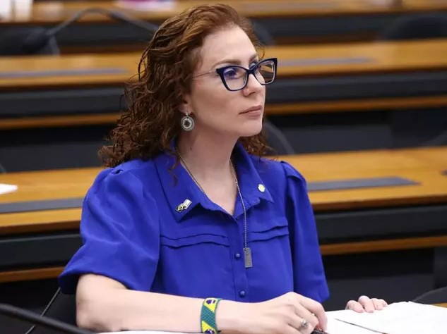 PRESA: Carla Zambelli será submetida a processo de extradição, diz PF