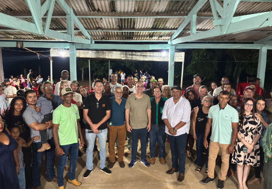 ALAN QUEIROZ: Deputado entrega equipamentos para o município de Monte Negro