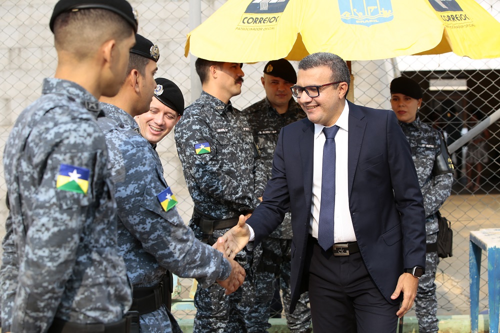 CERIMÔNIA: Alex Silva entrega voto de louvor em homenagem a policiais e o NOA