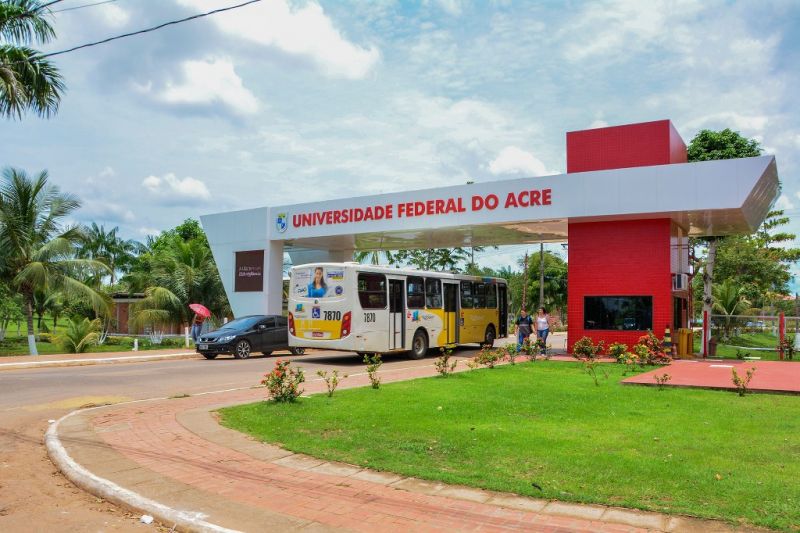 UFAC abre edital de concurso para contratação de nível médio e superior