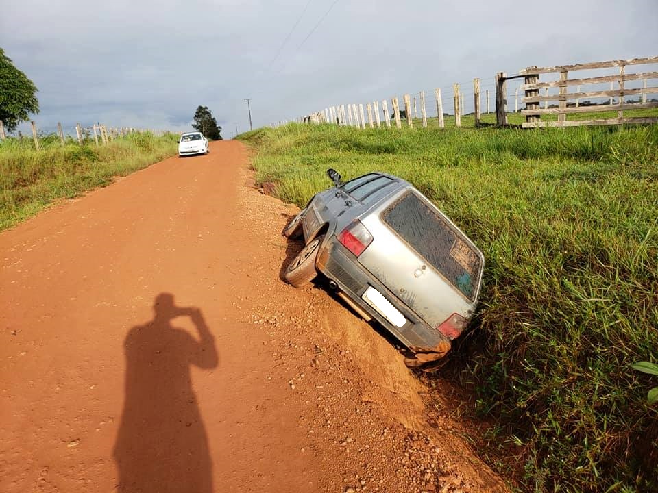 CENA DA CIDADE: Carro fica preso ao cair em buraco na Estrada do Taboca