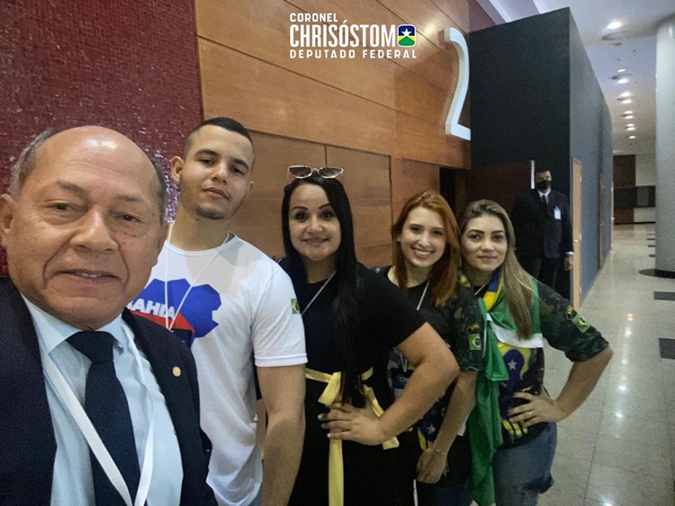 ENCONTRO: Deputado Coronel Chrisóstomo se reúne em Brasília com jovens apoiadores de Rondônia