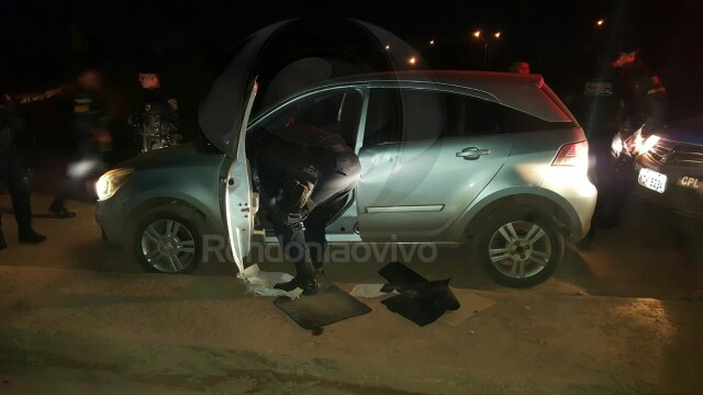 Roubo a residência e intensa perseguição termina com dois presos em carro