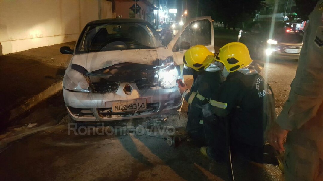 INCÊNDIO: Carro de professor pega fogo em pleno trânsito