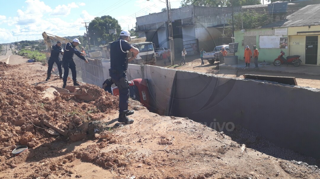 VÍDEO: Após roubo e perseguição, suspeitos atropelam três pessoas e capotam carro