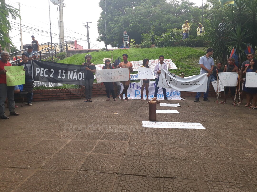 Índios fazem protesto em praça no Centro de Porto Velho