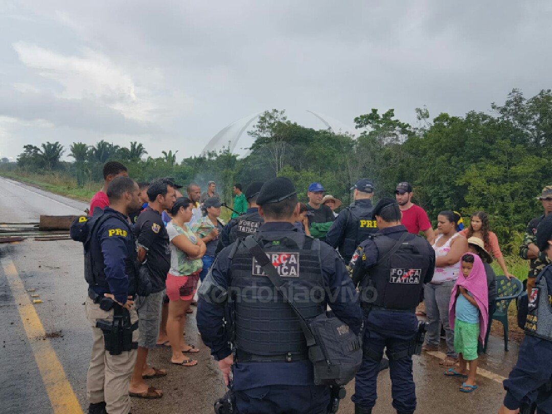 DESBLOQUEADA: PRF e COE retiram manifestantes e liberam tráfego na 364