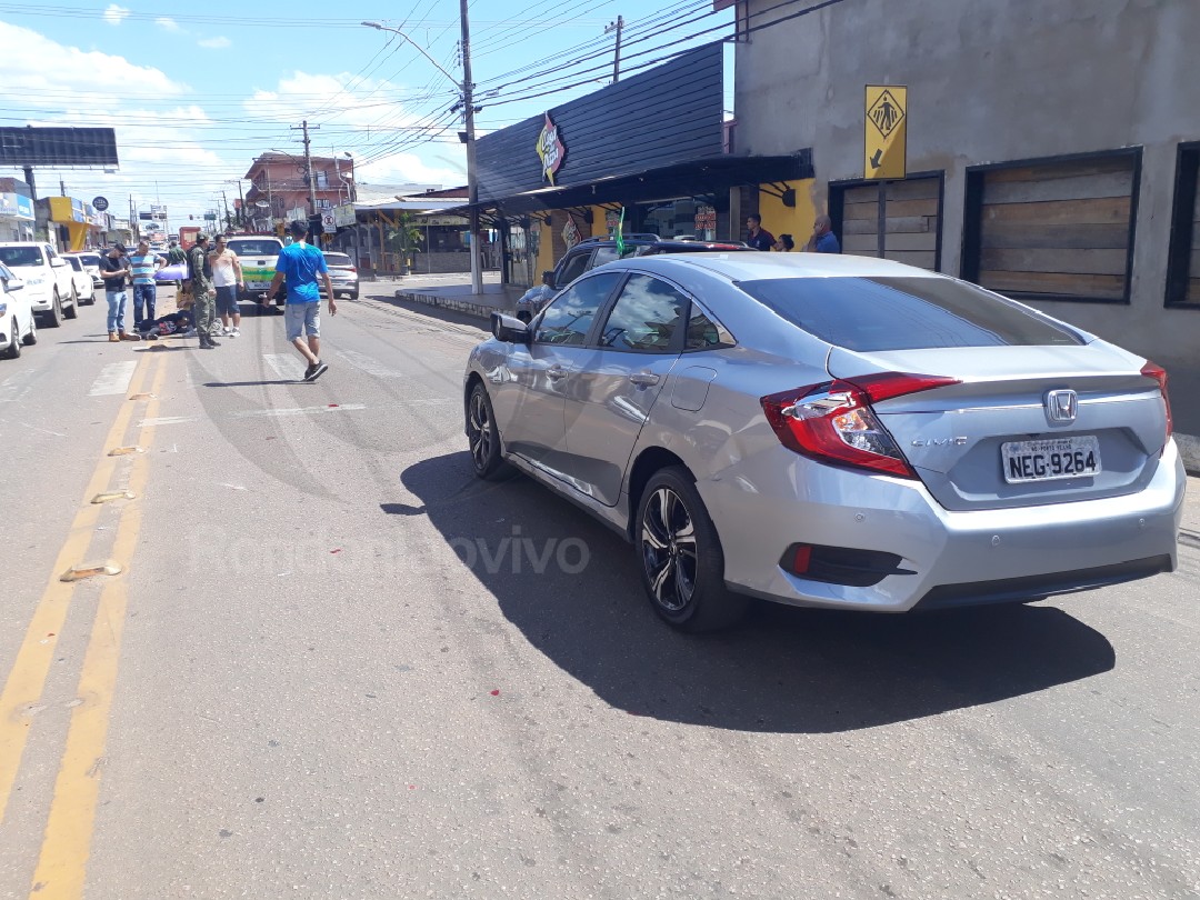 AO VIVO: Motociclista sofre gravíssima fratura exposta após colisão  com carro na faixa