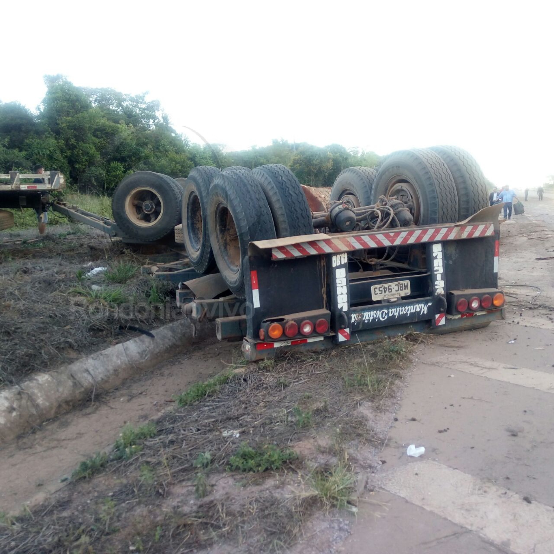 DESGOVERNADO:  Caminhão apreendido derruba poste e deixa motorista ferido na BR-364