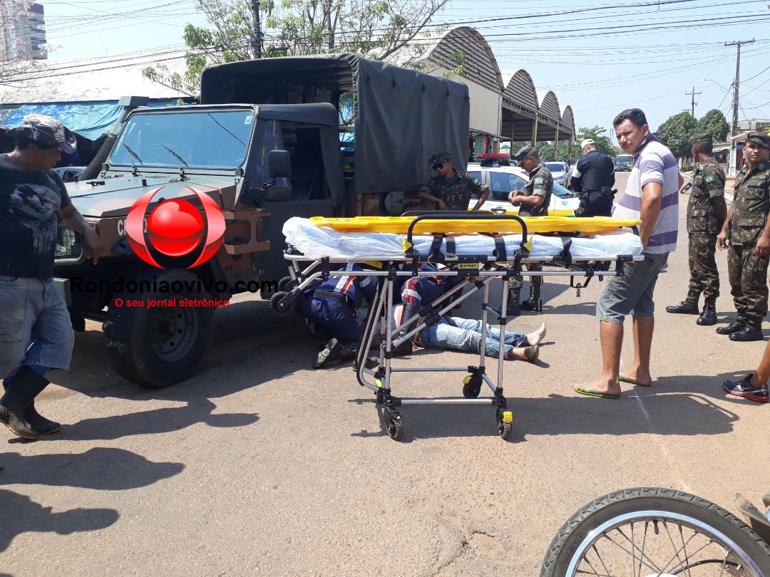 VÍDEO: Acidente envolvendo veículo do Exército deixa motociclista seriamente ferido