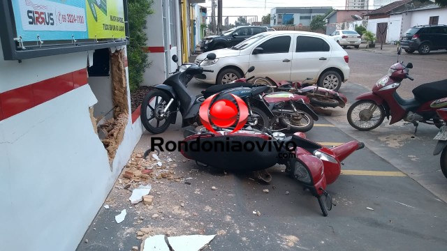 DESGOVERNADO: Carro destrói motocicletas e colide em empresa no Centro de Porto Velho