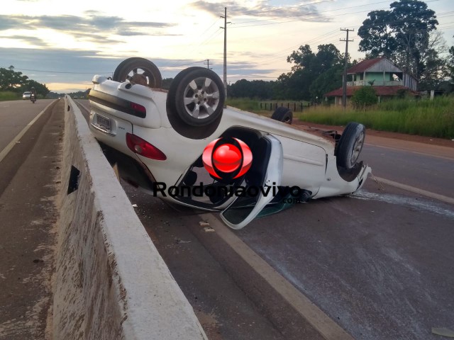 SEM CONTROLE: Veículo ocupado por três pessoas capota próximo de ponte na BR-364