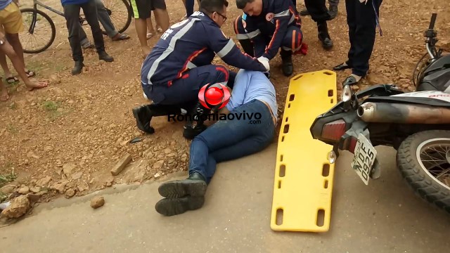 ASSISTA: Trabalhadores ficam feridos em violento acidente entre motocicletas