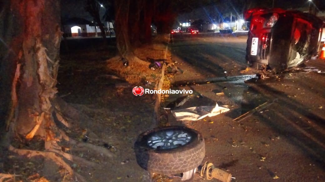 AO VIVO: Motorista perde controle de carro, bate em árvore e capota