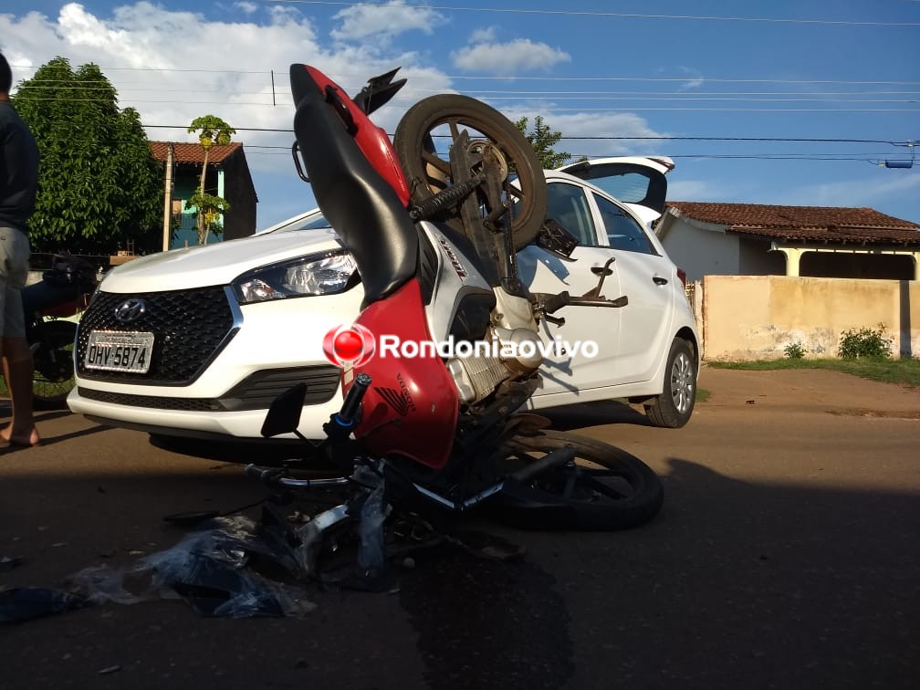 IMPRESSIONANTE: Motocicleta fica engatada em carro após acidente e deixa mulher lesionada