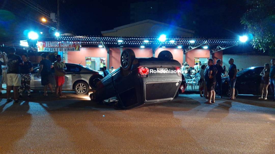 URGENTE: Motorista é preso após capotar carro ao bater em veículos estacionados