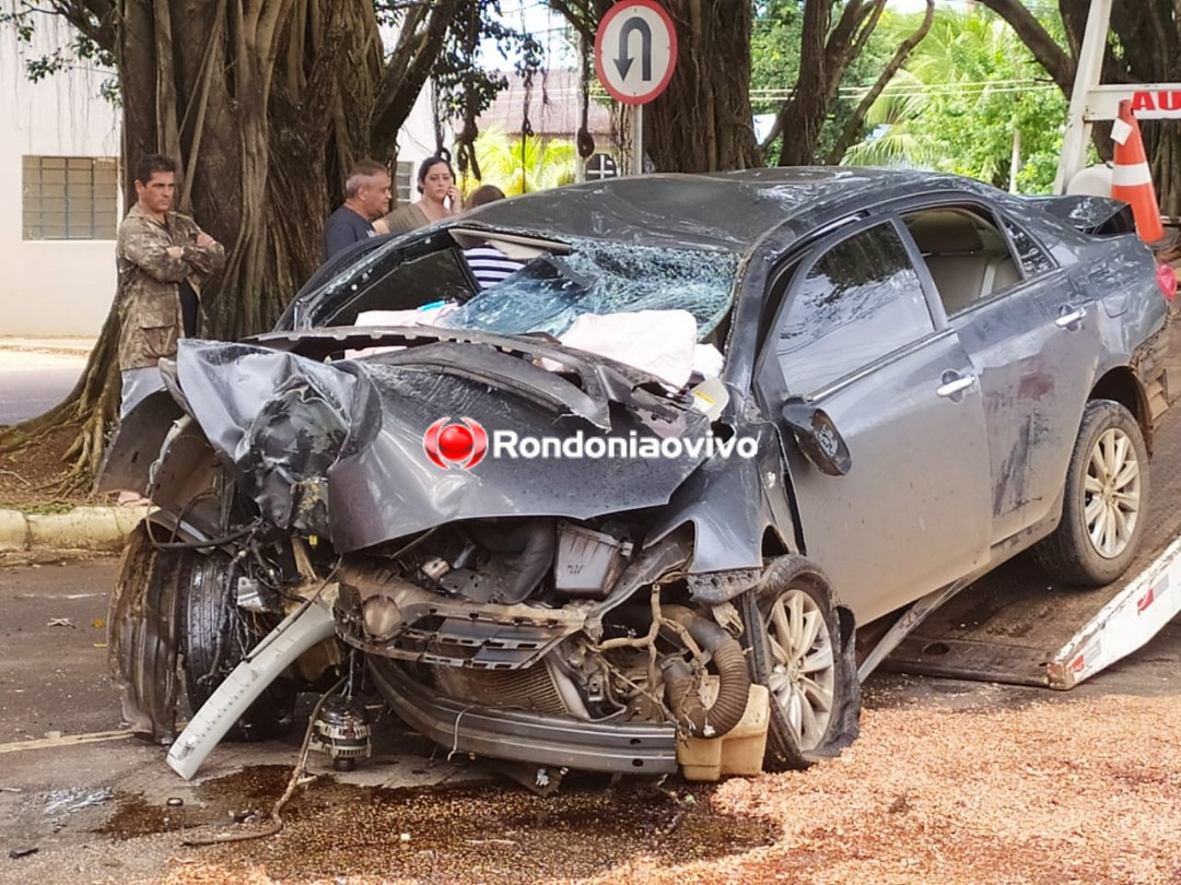 DESACORDADO: Motorista de Corolla fica inconsciente após colisão com árvore na capital